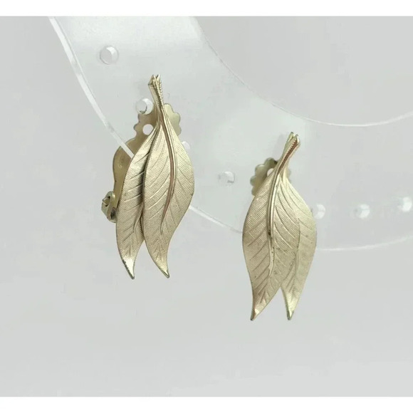 Vintage Gold Toned Layered Leaf / Foliage Shaped 80's Clip On Stud Earrings - Picture 7 of 7